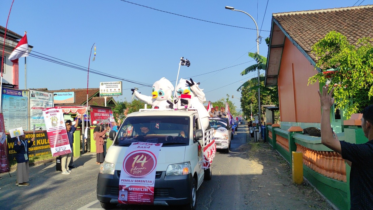 Meriah, Pawai Bendera Kirab Pemilu 2024 di Banyumas