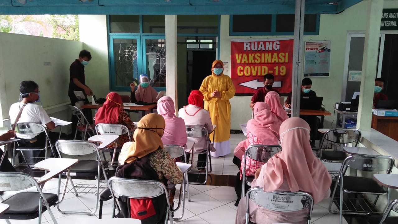 Vaksinasi COVID-19 bagi Tenaga Pengajar di RSUD Banyumas