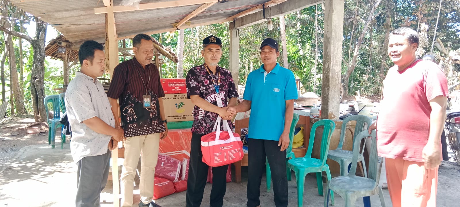 Pendistribusian Bantuan bagi Korban Rumah Terbakar