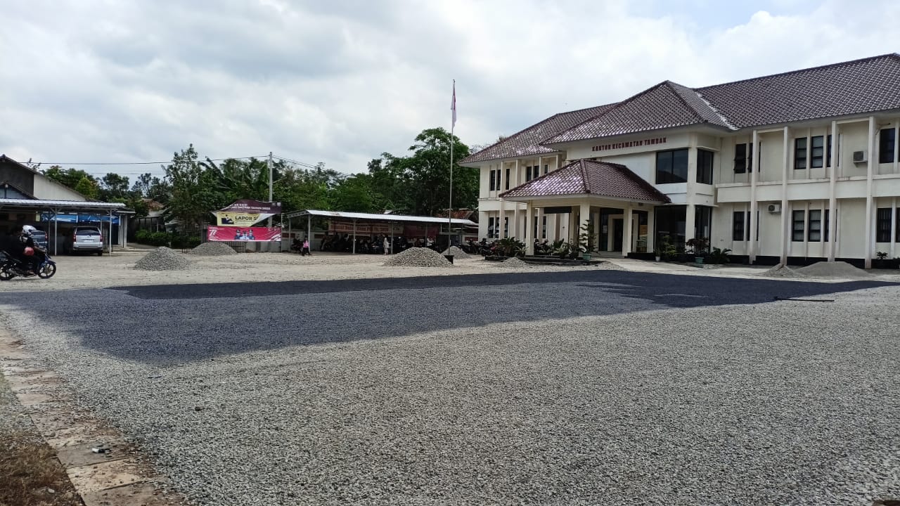 pengaspalan jalan dan halaman kantor kecamatan tambak