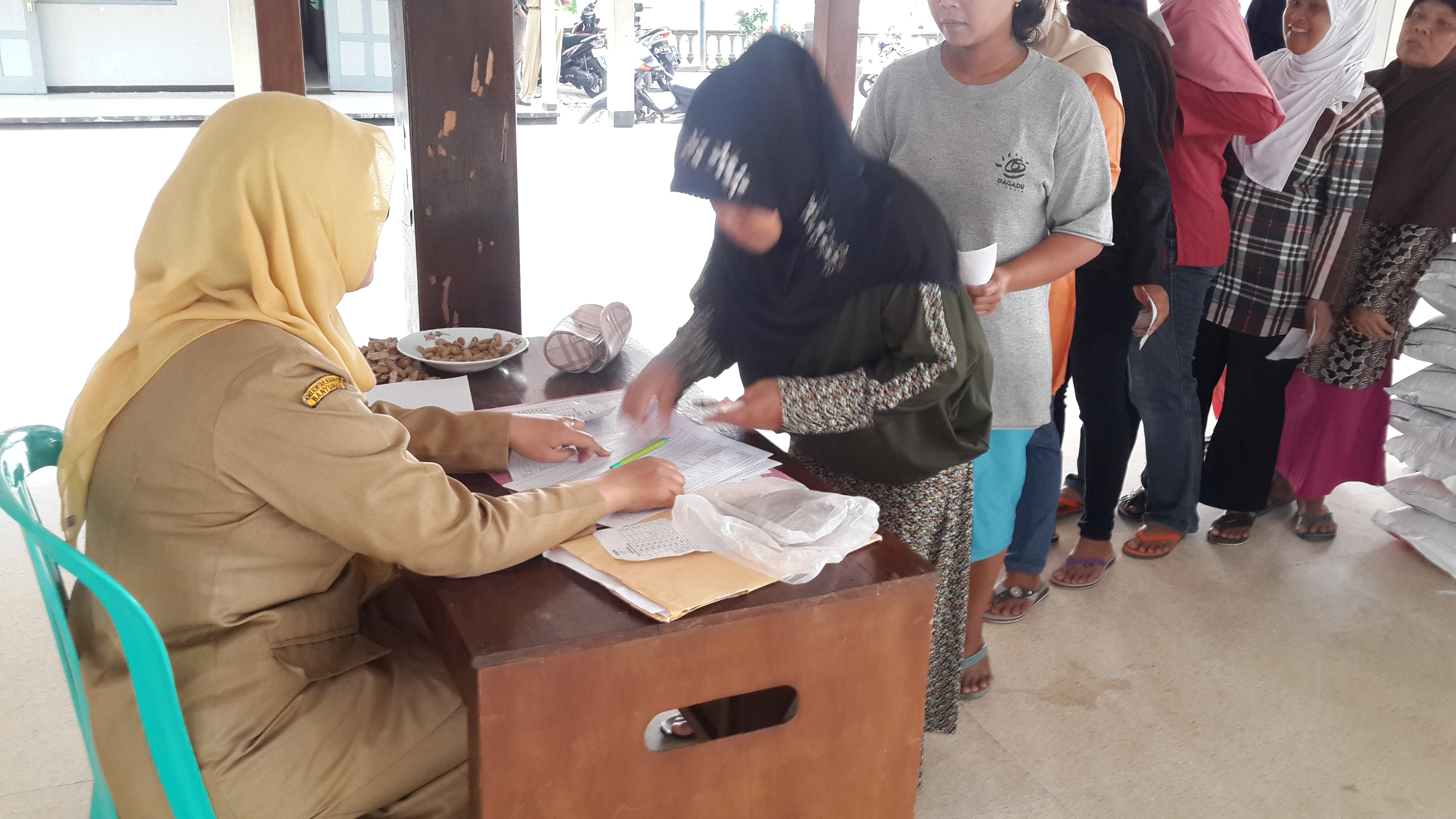 " Penjualan Raskin Harus di Titik Bagi " RTS Karangtengah tampak sabar menunggu giliran membayar RASKIN di Balai Desa