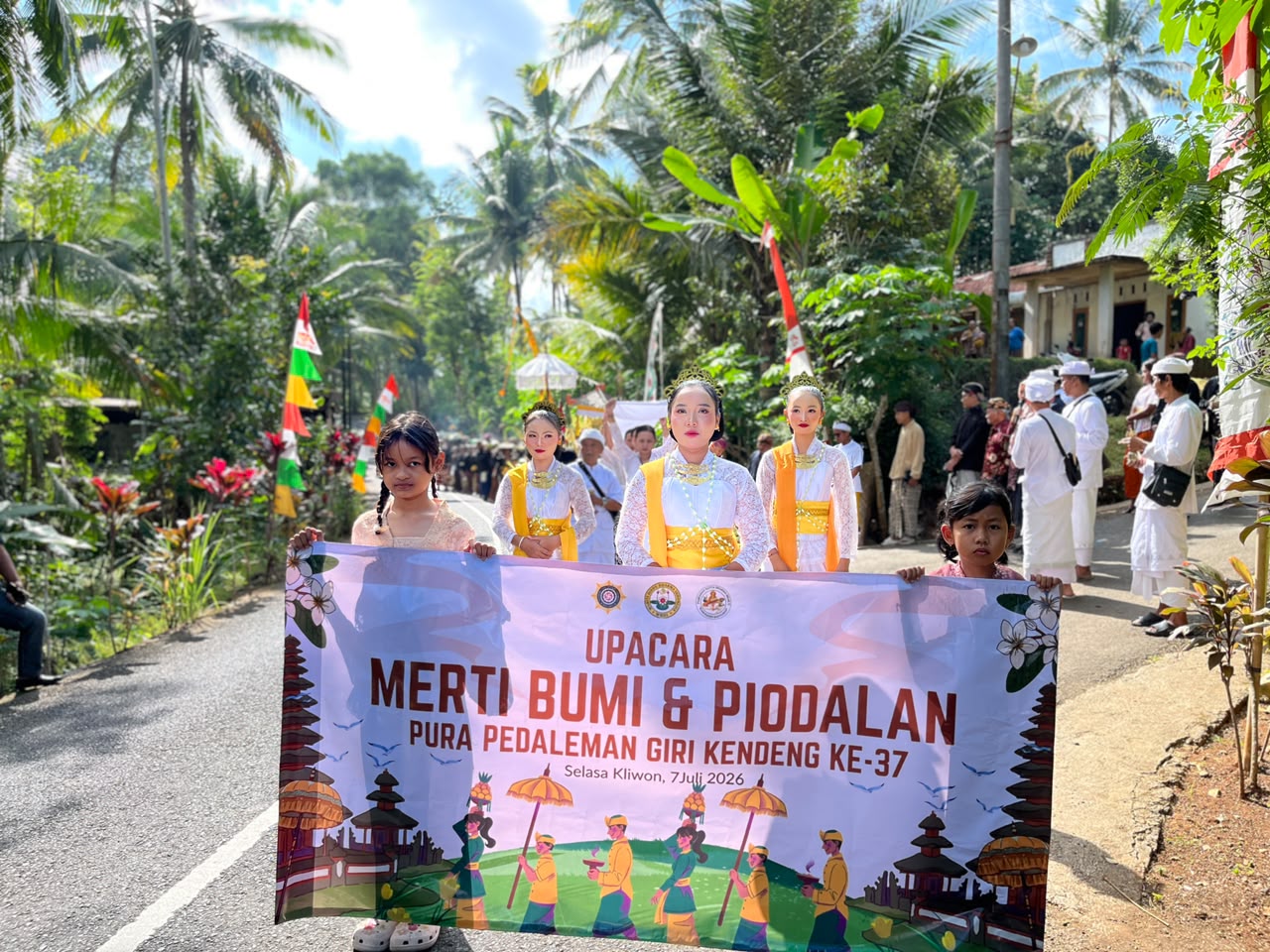 Upacara Merti Bumi dan Piodalan Pura Pedaleman Giri Kendeng ke-37