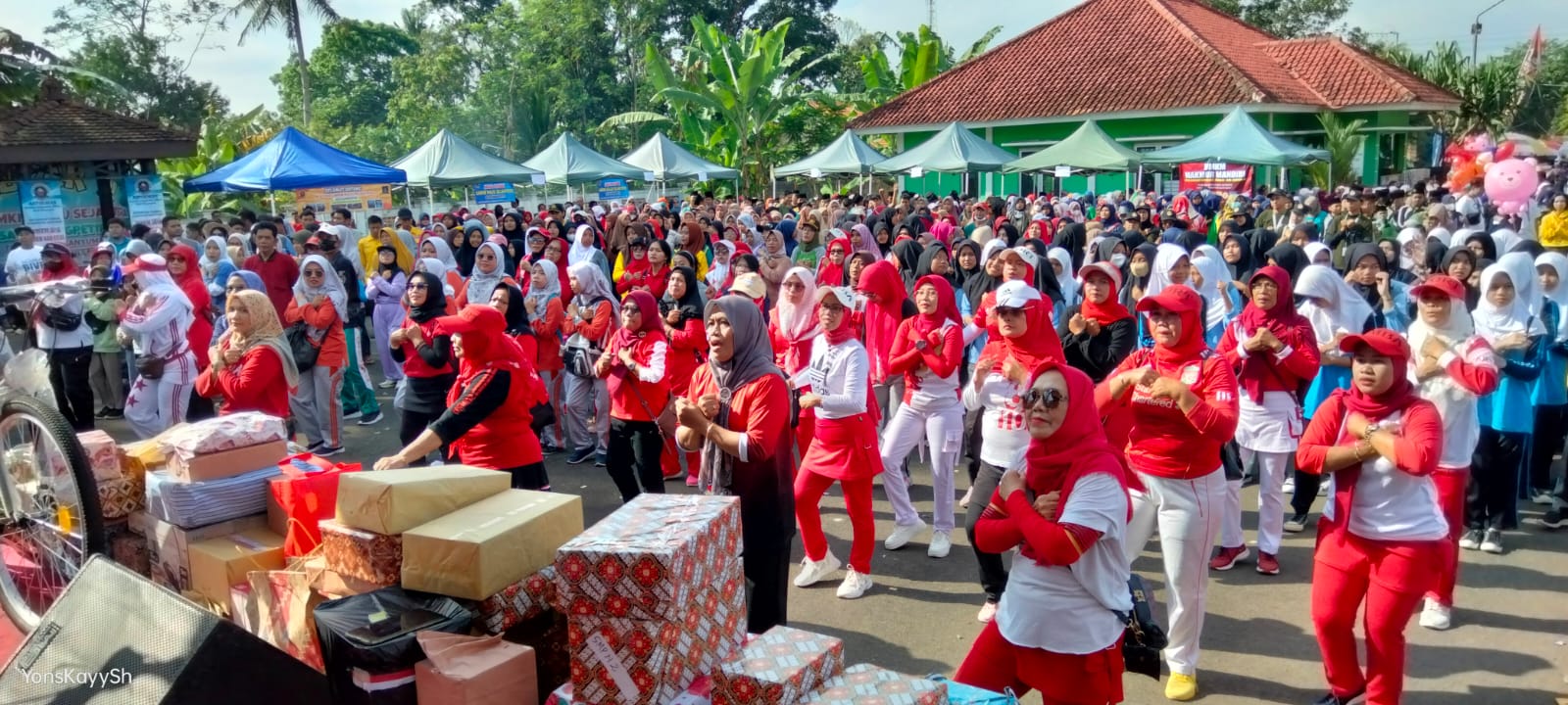 Tumpah Ruah masyarakat.. antusias dalam memeriahkan Peringatan HUT ke 78 di halaman Kecamatan tambak