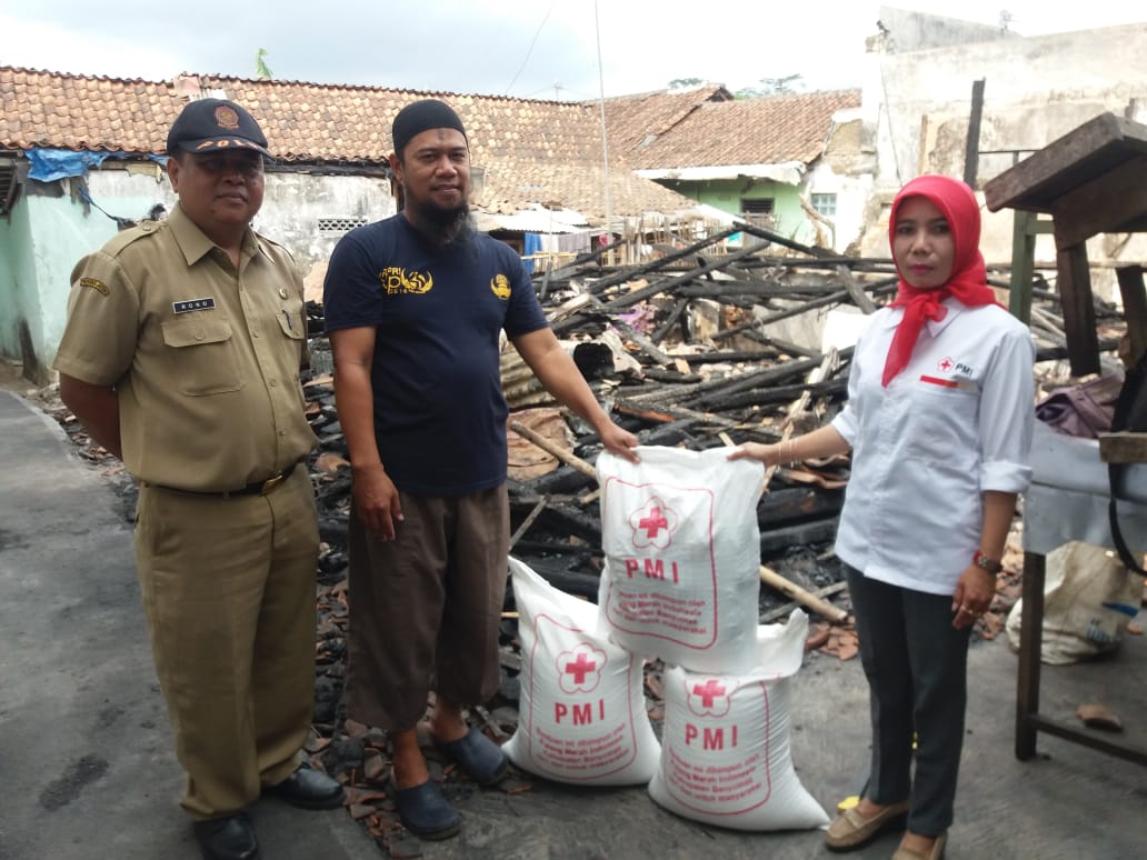 Bantuan kepada Korban Kebakaran di RT 001 RW 007