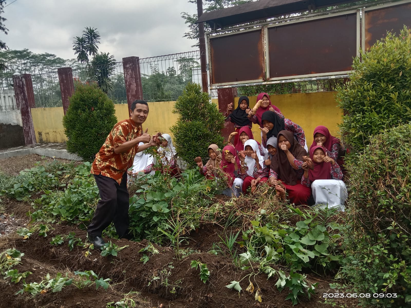 Wujudkan Profil Pelajar Pancasila, Guru SDN Pandansari Latih Muridnya Berkebun