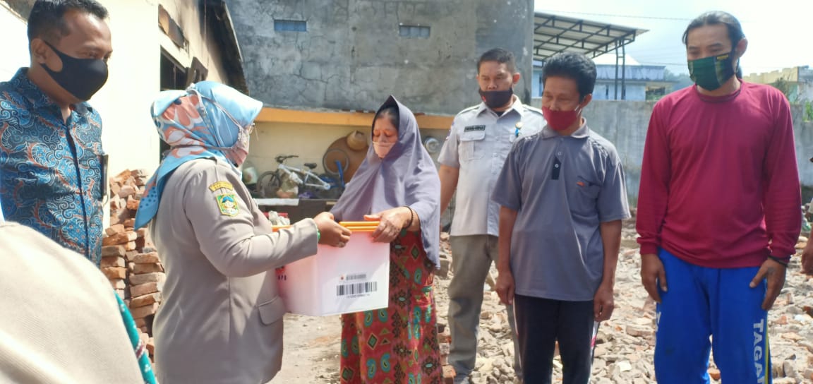 Kalaksa BPBD Kab. Banyumas menyerahankan Bantuan Untuk Korban Kebakaran Rumah di Desa Kemutug Lor Kec. Baturraden