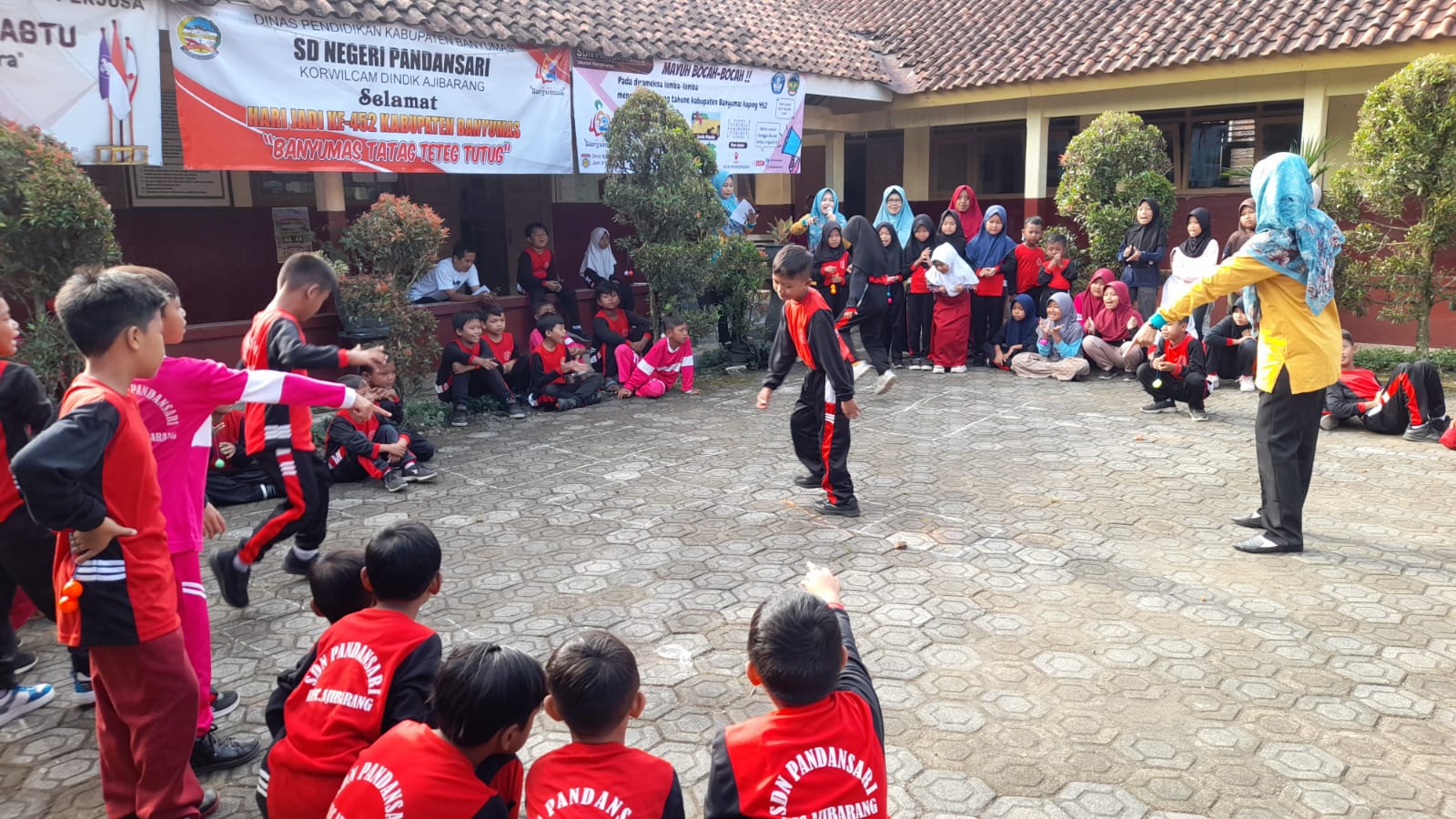 Sambut Hari Jadi ke-452 kabupaten Banyumas, SDN Pandansari Viralkan Lima Permainan Anakn Tradisional