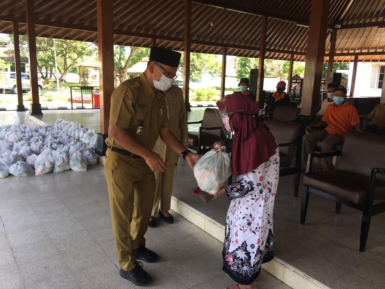 Pemberian bantuan sembako Ramadhan 1442 H dari  Baznas Kabupaten Banyumas