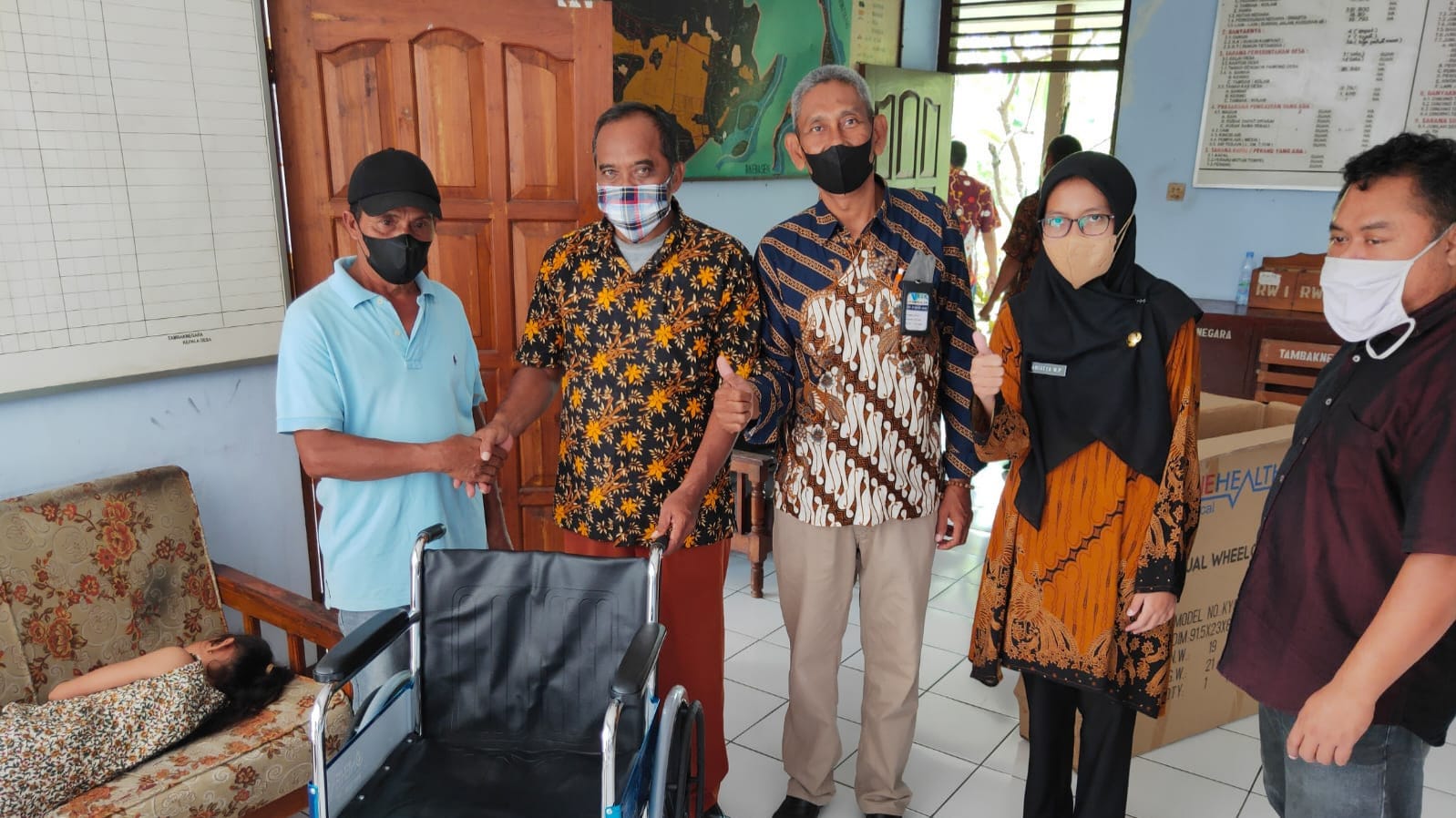 Penyerahan Bantuan kepada Disabilitas di Balai Desa Tambaknegara dan Tipar, Kecamatan Rawalo