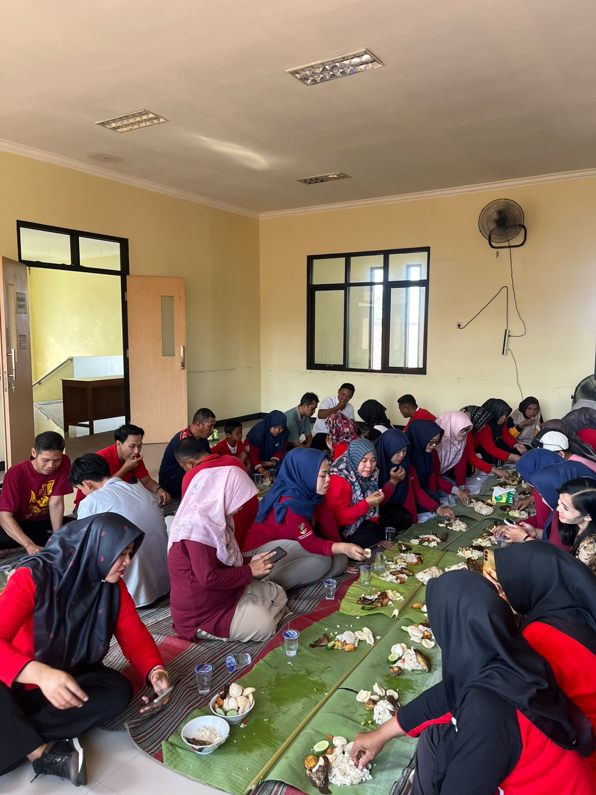 Pererat Silaturahmi, Hangatnya Momen Makan Bersama ASN Kecamatan Kemranjen
