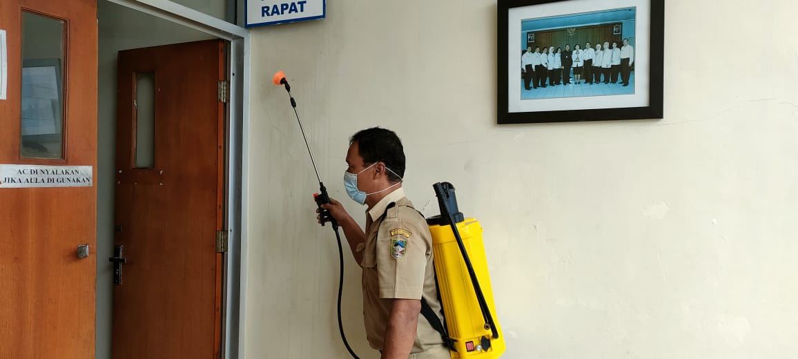 Penyemprotan Cairan Disinfektan Rutin di Linkungan Kerja Kantor DPMPTSP Kabupaten Banyumas