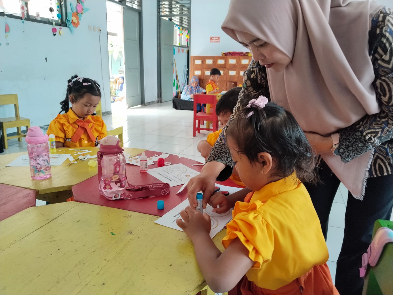 Belajar Sambil Bermain, Murid PAUD SKB Ajibarang Berkreasi dengan Gambar Makanan Sehat dan Tidak Sehat