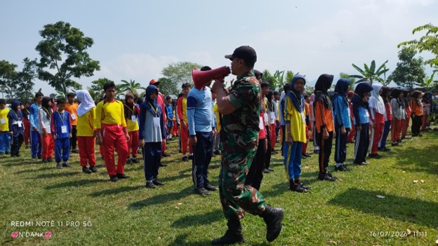 BANGUN KARAKTER DISIPLIN, MURID BARU SMP NEGERI 2 CILONGOK IKUTI LATIHAN BARIS BERBARIS BERSAMA DANRAMIL CILONGOK