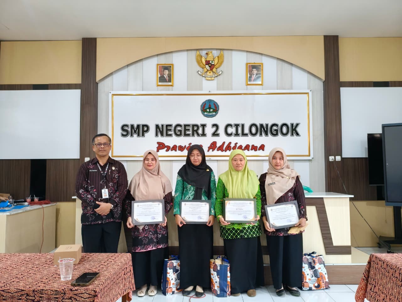 PELEPASAN PURNA TUGAS DAN PINDAH TUGAS GURU SEKOLAH MENENGAH PERTAMA NEGERI 2 CILONGOK
