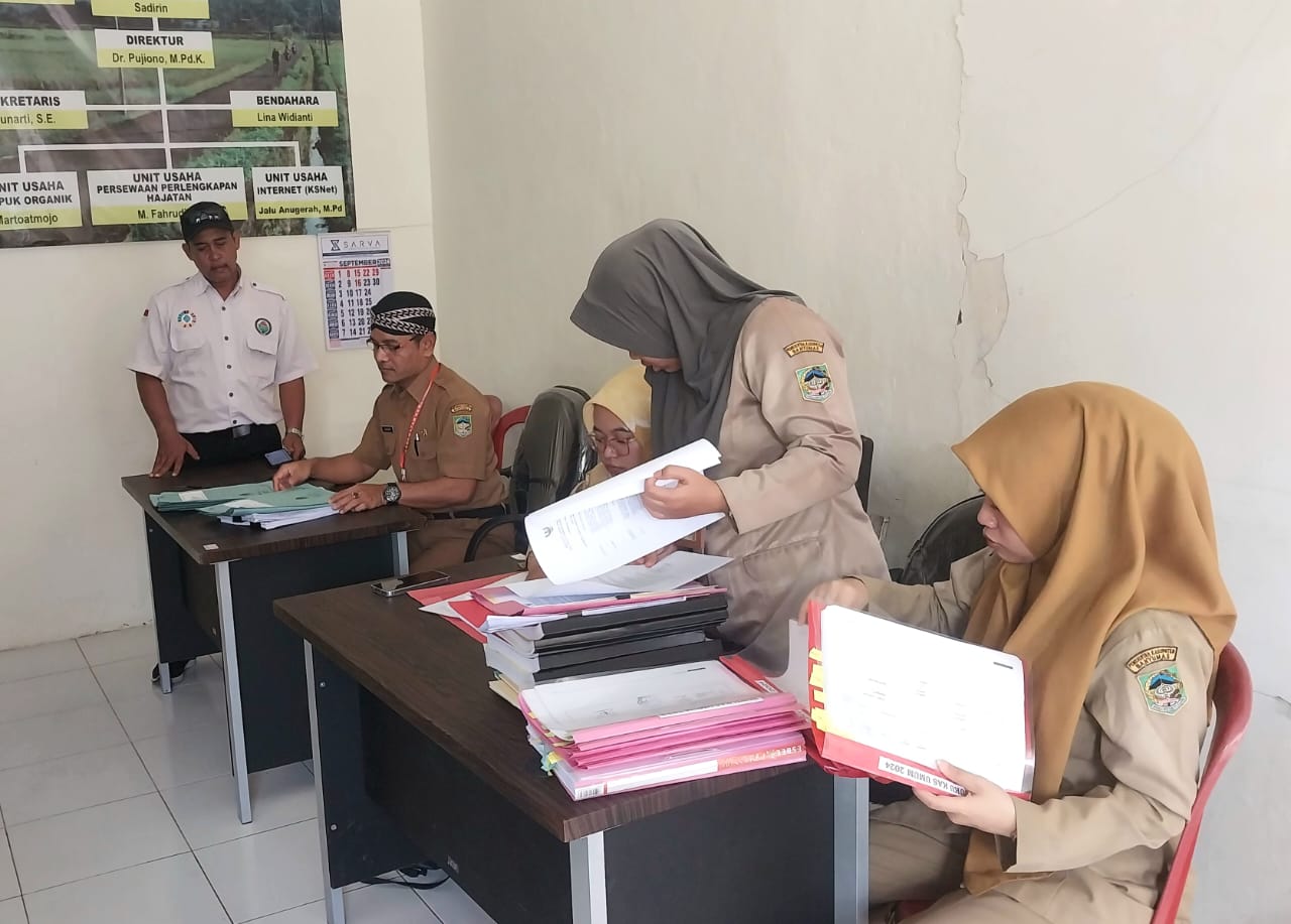 Monitoring dan Evaluasi Administrasi Desa Karangsari