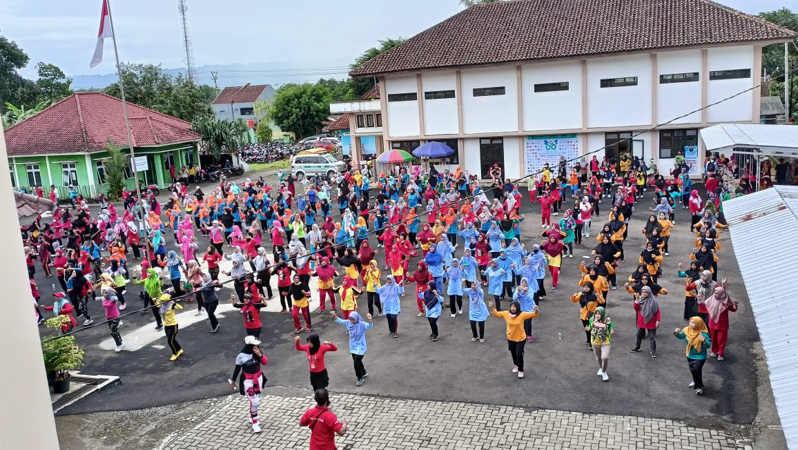 peringati hari Kesehatan Nasional Kecamatan Tambak.. dan  antusias masyarakat................