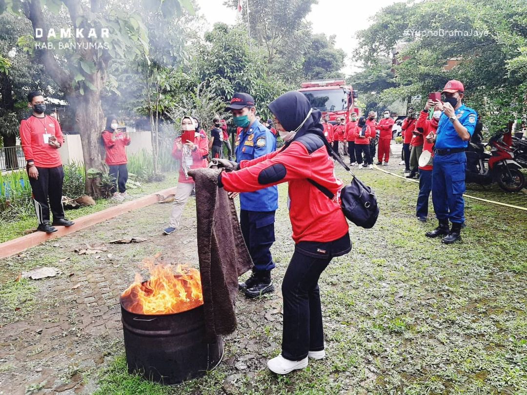 Pelatihan Penanggulangan Kebakaran Kepada Linmas Desa Purwanegara dan Relawan Sibat PMI 