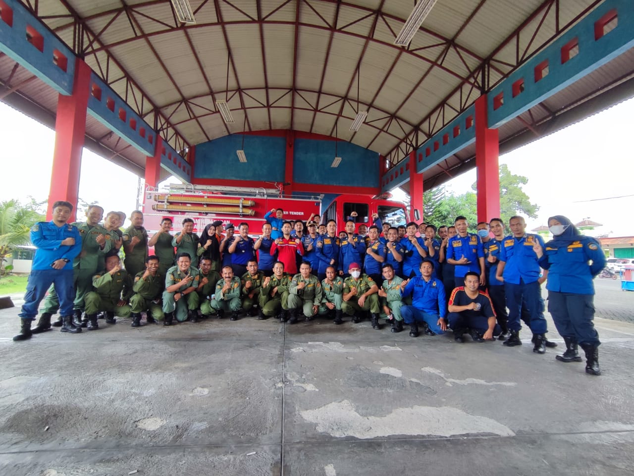 Perkuat Sinergi, Damkar dan Satlinmas Kabupaten Banyumas Mengikuti Latihan Bersama Mengenai Vertical Rescue