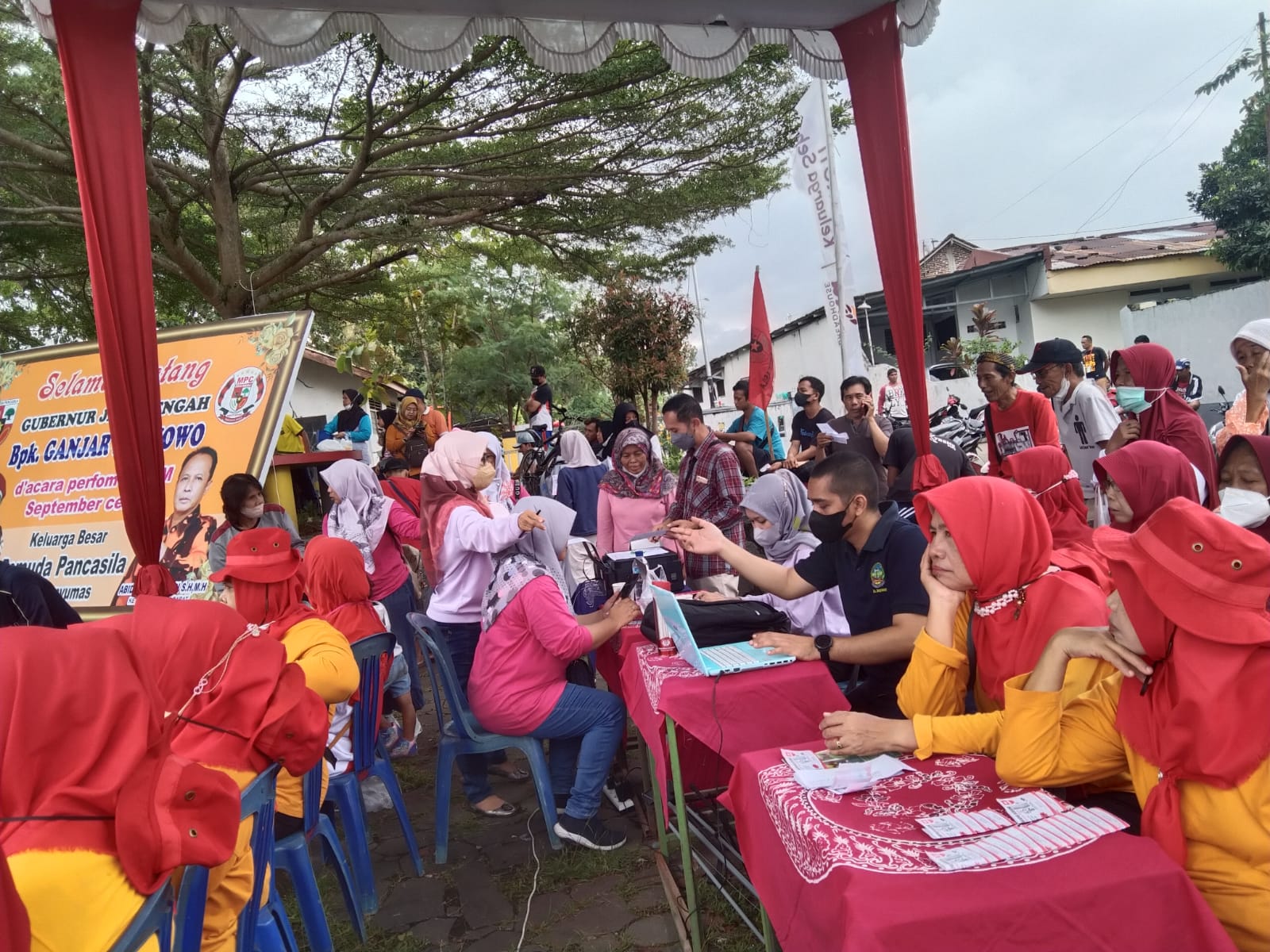 Gerakan Legalisasi Usaha Mikro Kecil Banyumas (Gelas Umi Kece Mas) di Lapangan Kober, Kec. Purwokerto Barat, Banyumas