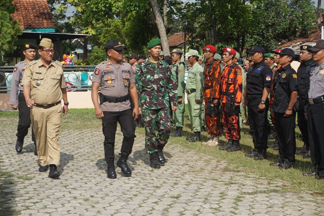 MEMERIKSA KESIAPAN PASUKAN SAAT APEL BERSAMA MEMBANGUN SINERGITAS KEMITRAAN POLRI, DENGAN DINAS/INSTANSI, ORMAS DAN MASYARAKAT PURWOKERTO SELATAN