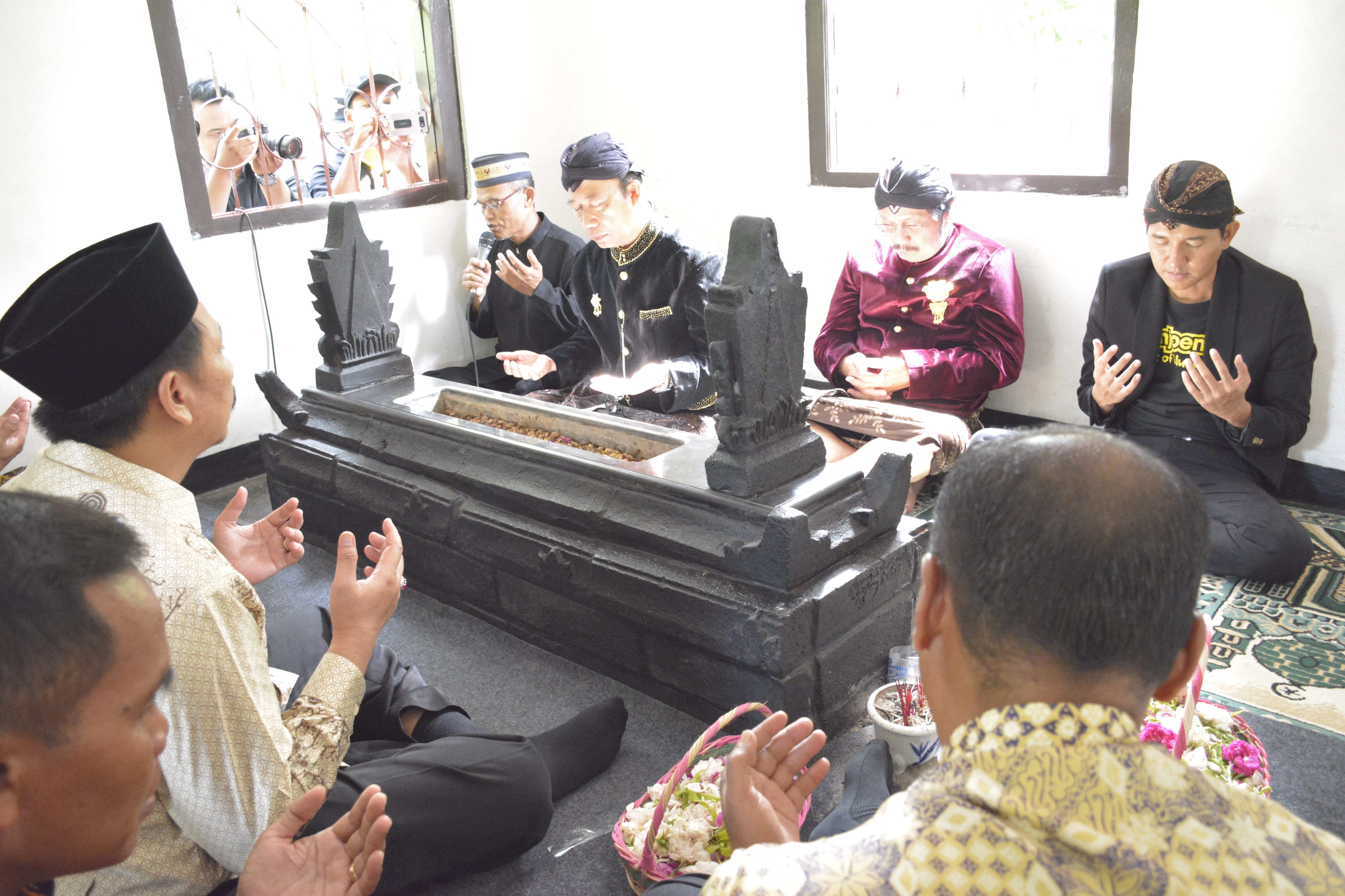 KETUA DPRD ZIARAH KE MAKAM BUPATI PERTAMA