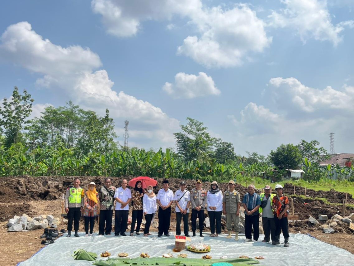 Peletakan Batu Pertama Gerai Koperasi Kelurahan Merah Putih Berkoh Resmi Dilaksanakan