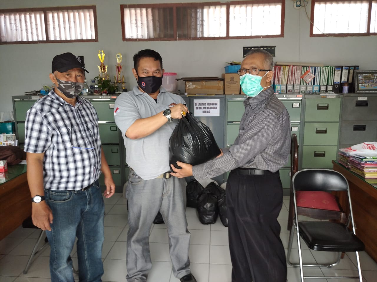 BPBD Kab. Banyumas mengirimkan bantuan logistik untuk keluarga terpapar Covid 19