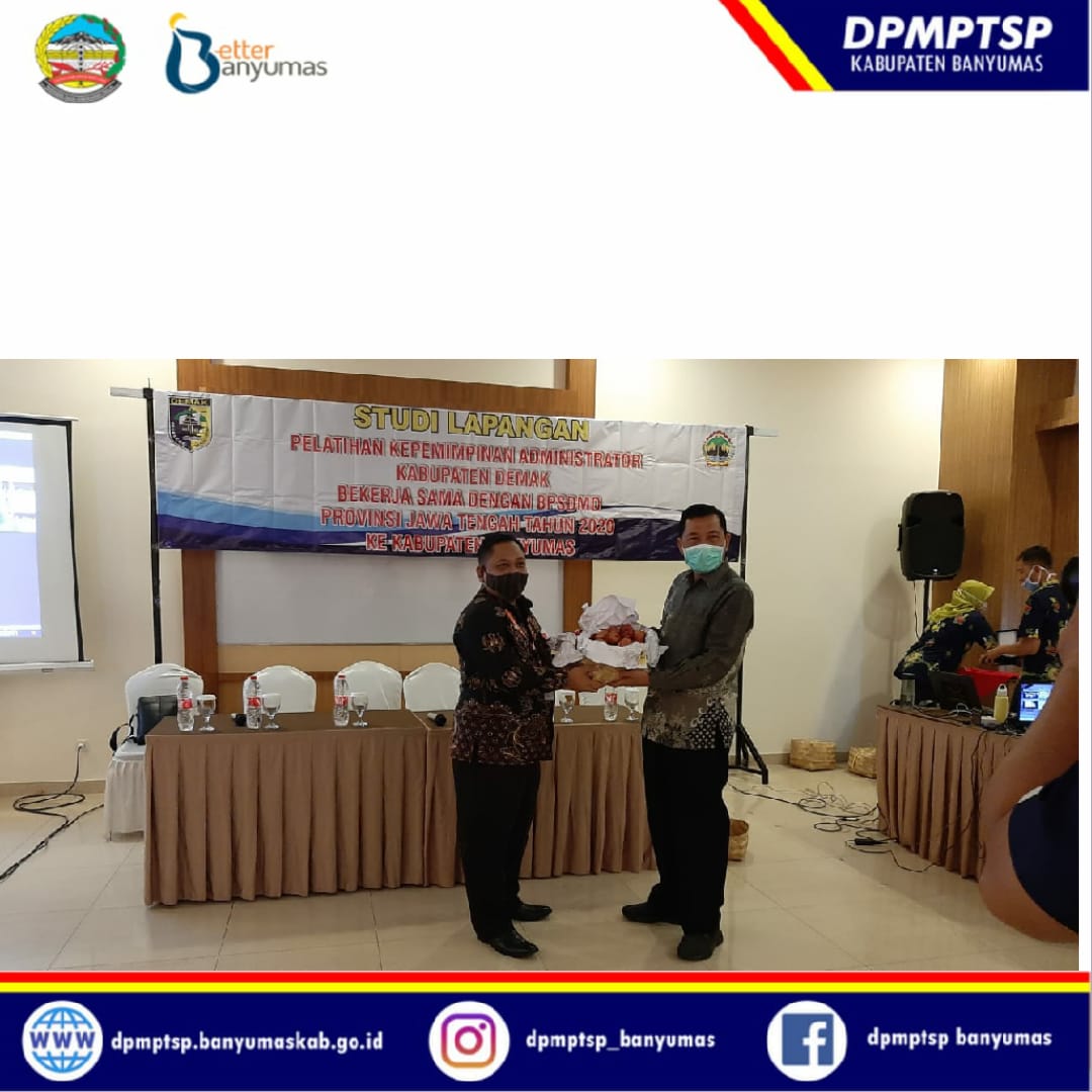 Kepala DPMPTSP memberikan materi terkait inovasi pelayanan publik pada kegiatan studi lapangan pelatihan kepemimpinan administrator Kabupatenn Demak bekerja sama dengan BPSDMD Provinsi Jawa Tengah Tahun 2020 ke Kabupaten Banyumas