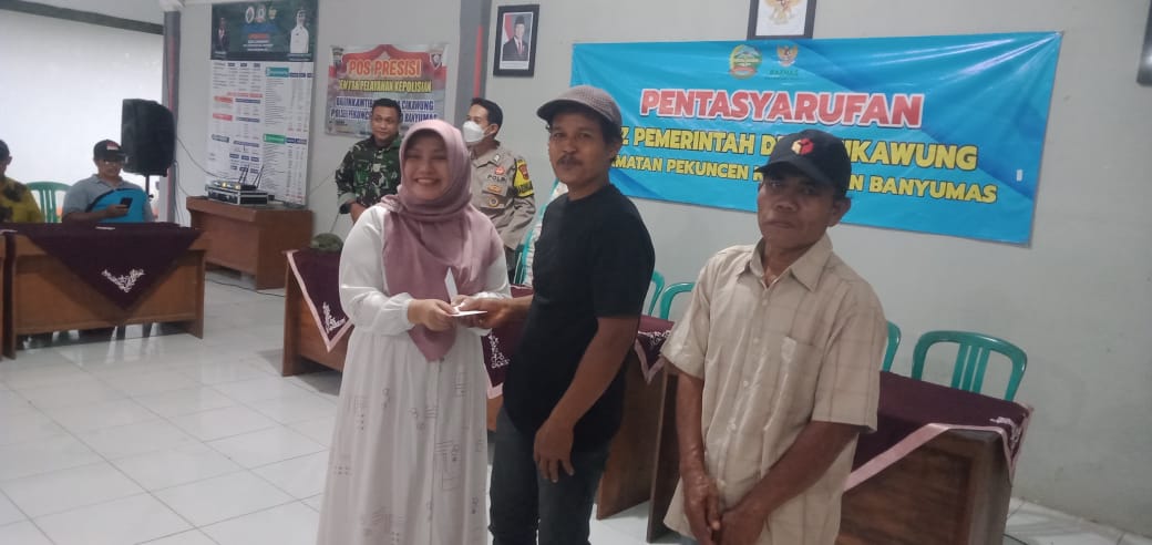 UPZ Desa Cikawung Memberikan Santunan Kepada Warga Desa yang kurang mampu