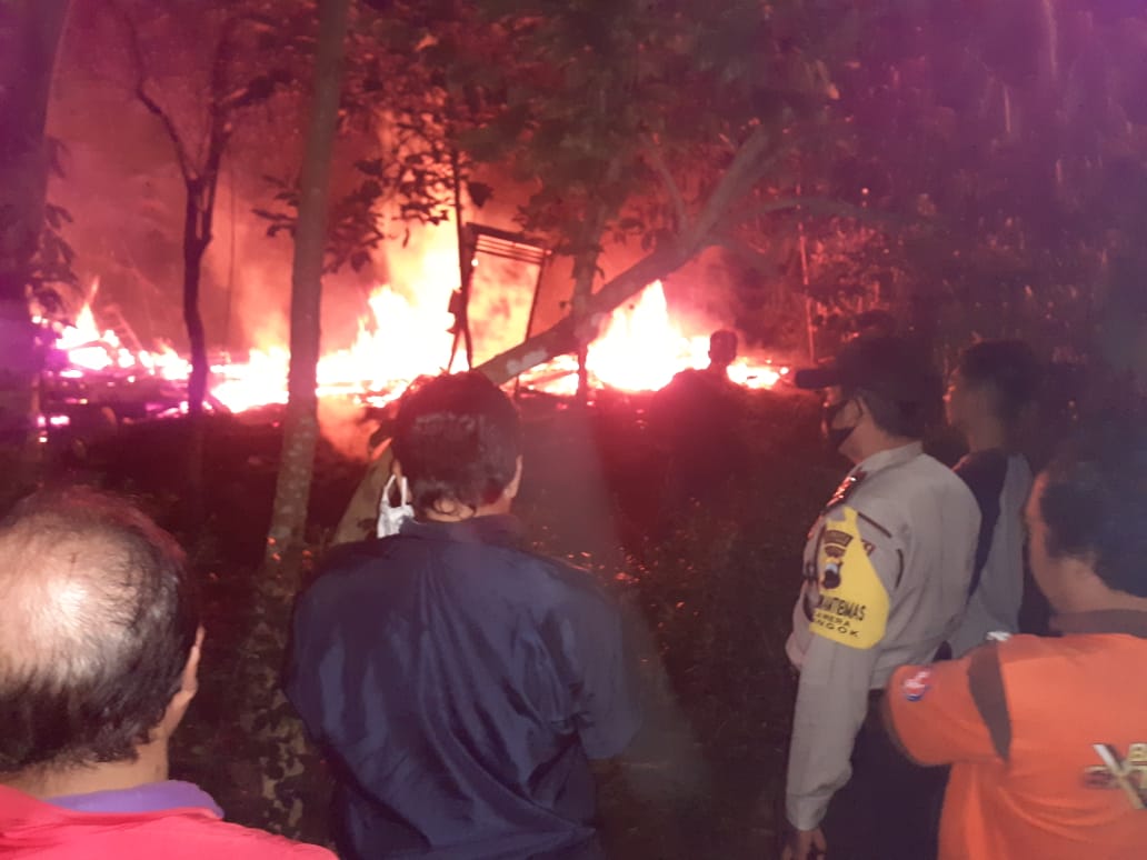 KEBAKARAN RUMAH WARGA DI DESA CIPETE, CILONGOK