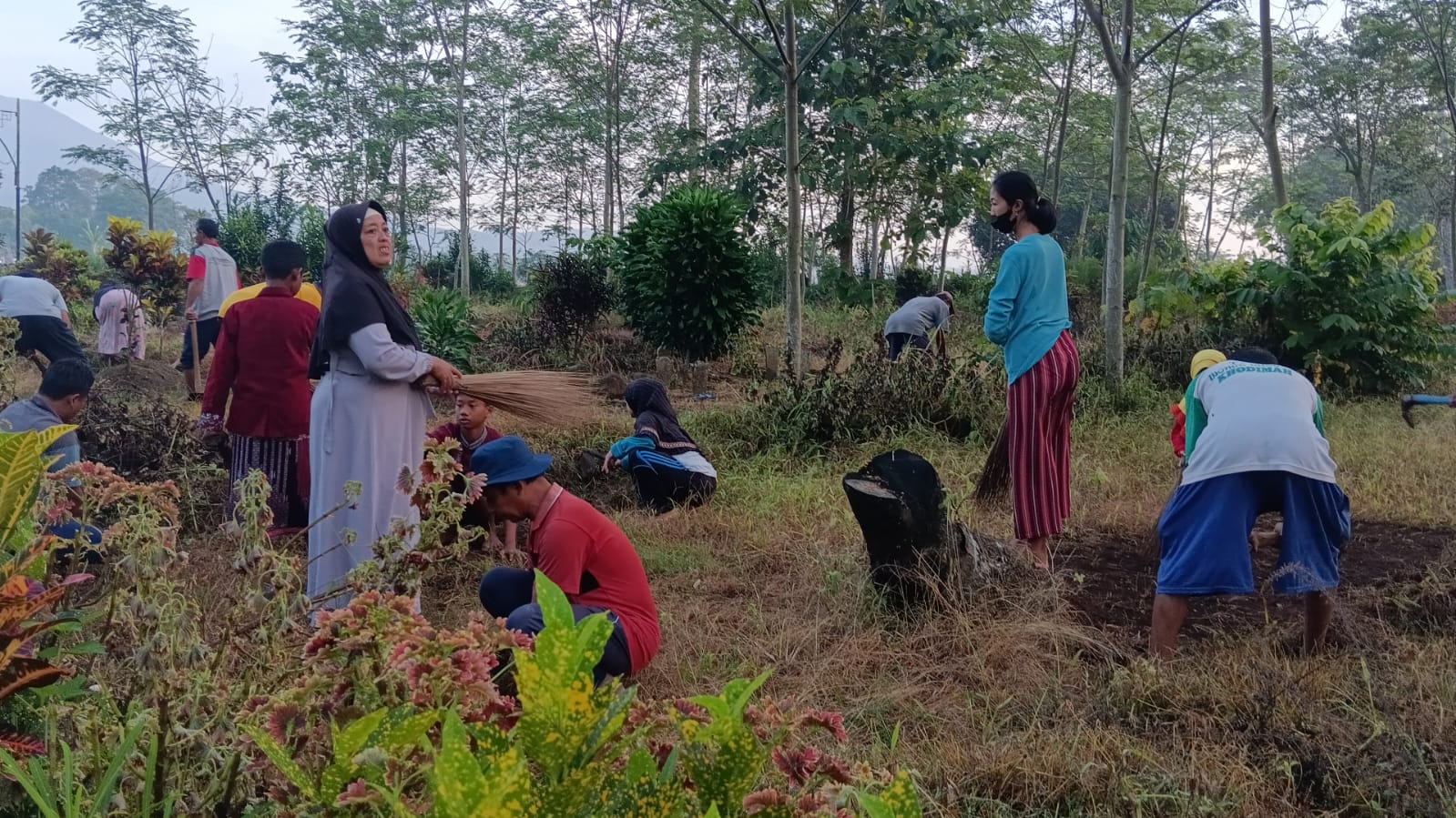 Kerja Bakti Bersih Makam Dalam Rangka menyambut Bulan Puasa