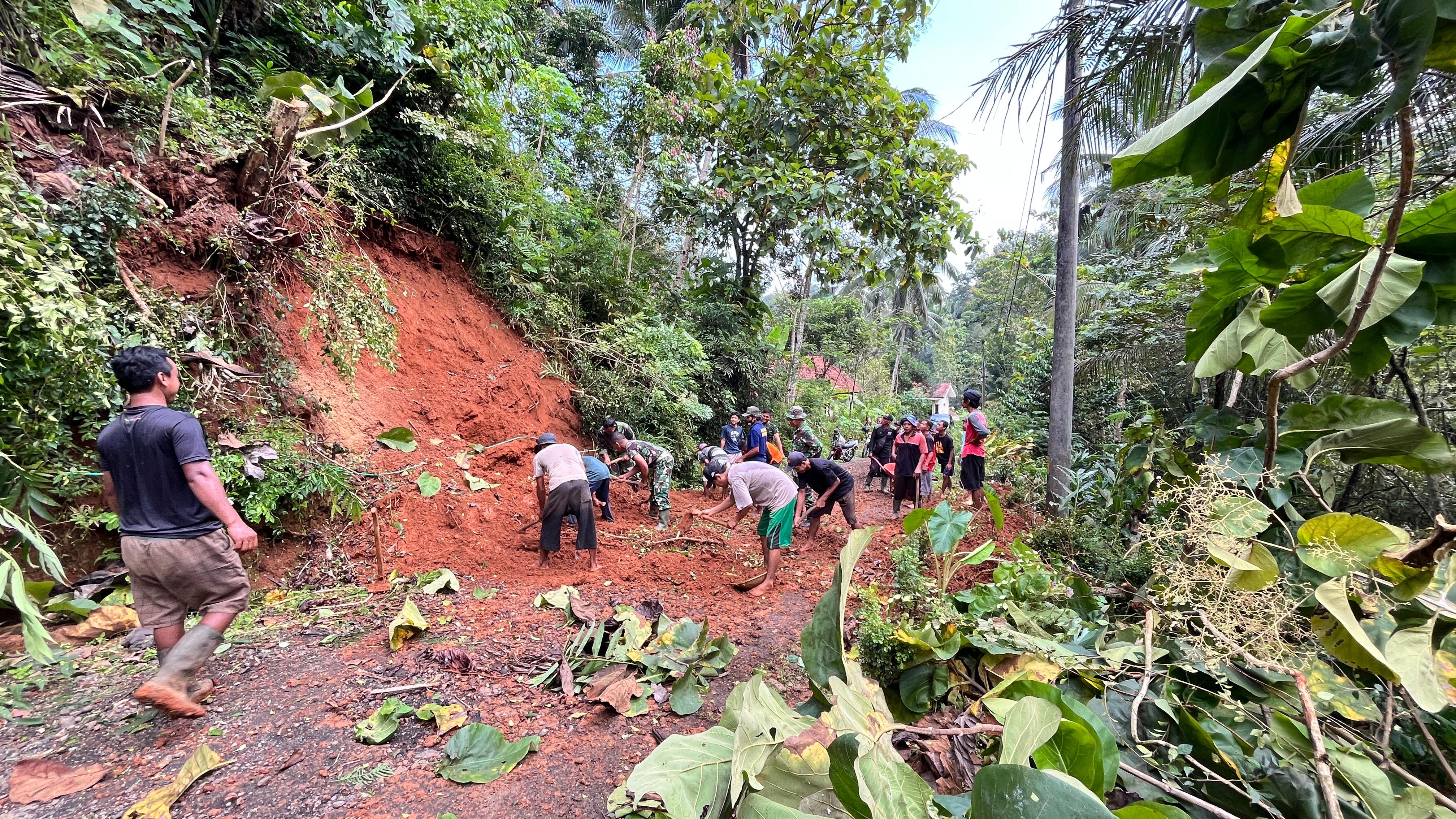 PEMANTAUAN TANAH LONGSOR DI DESA KEMAWI KECAMATAN SOMAGEDE KABUPATEN BANYUMAS