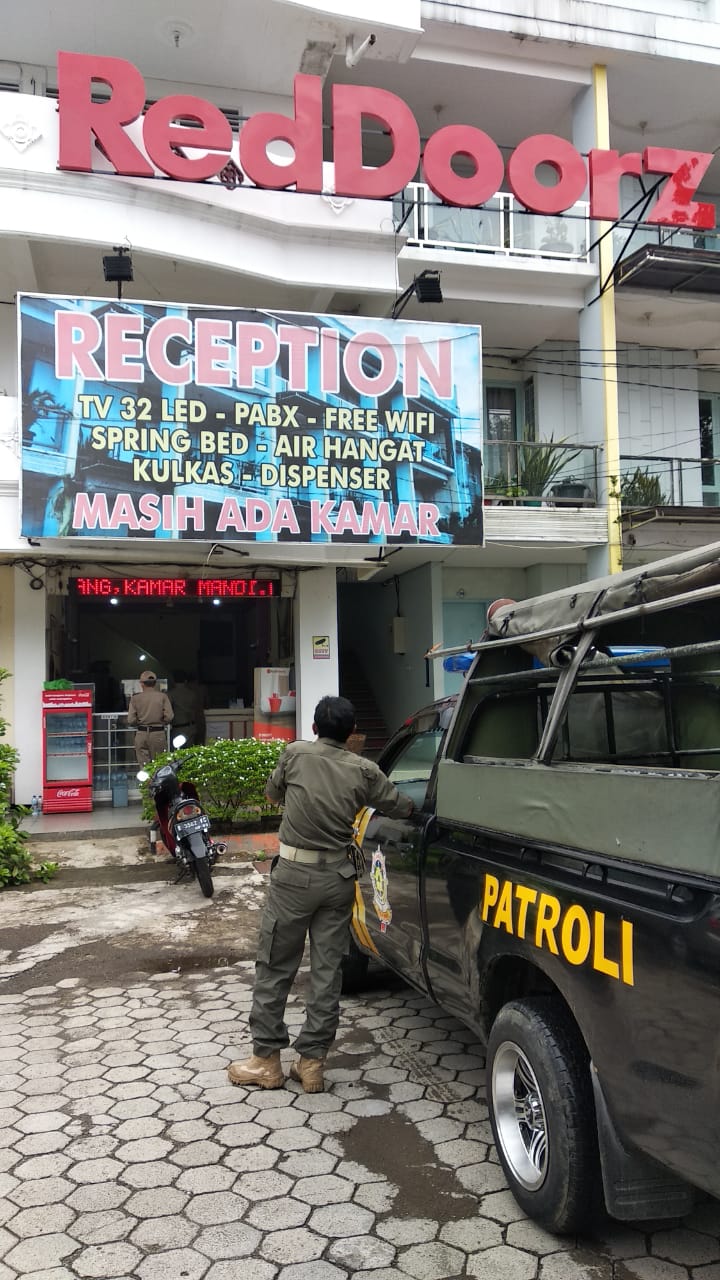 Satpol PP Mengecek IMB dan Ijin Usaha Hotel dan Penginapan