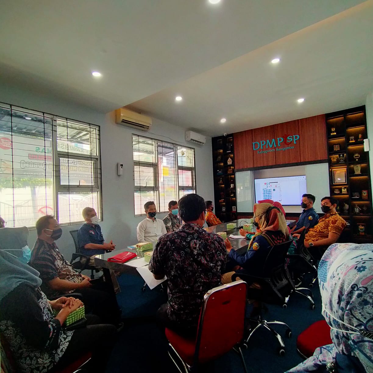 Rapat Pembahasan Persiapan Pameran Aplikasi Otonomi Expo 2021 Di JCC Senayan Jakarta". Rapat tersebut berlangsung di Kantor DPMPTSP Kab. Banyumas"