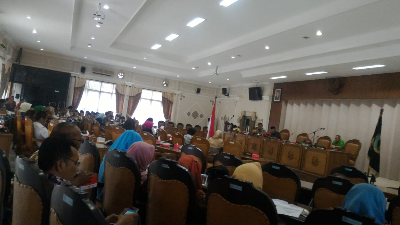 Bupati Banyumas memberikan pendapatnya untuk Raperda Inisiatif DPRD.