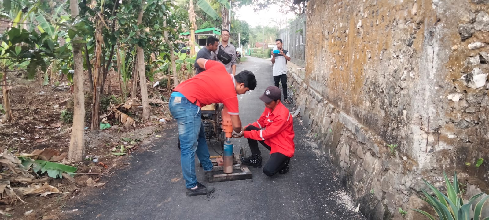 Pelaksanaan Core Drill pada Penanganan Infrastruktur di Kelurahan Kebokura 