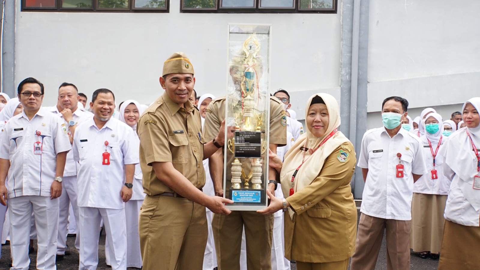 Penyerahan Piala Pertandingan Rangkaian HKN Tingkat Kabupaten Banyumas Dari BAPOR Kepada Direktur   