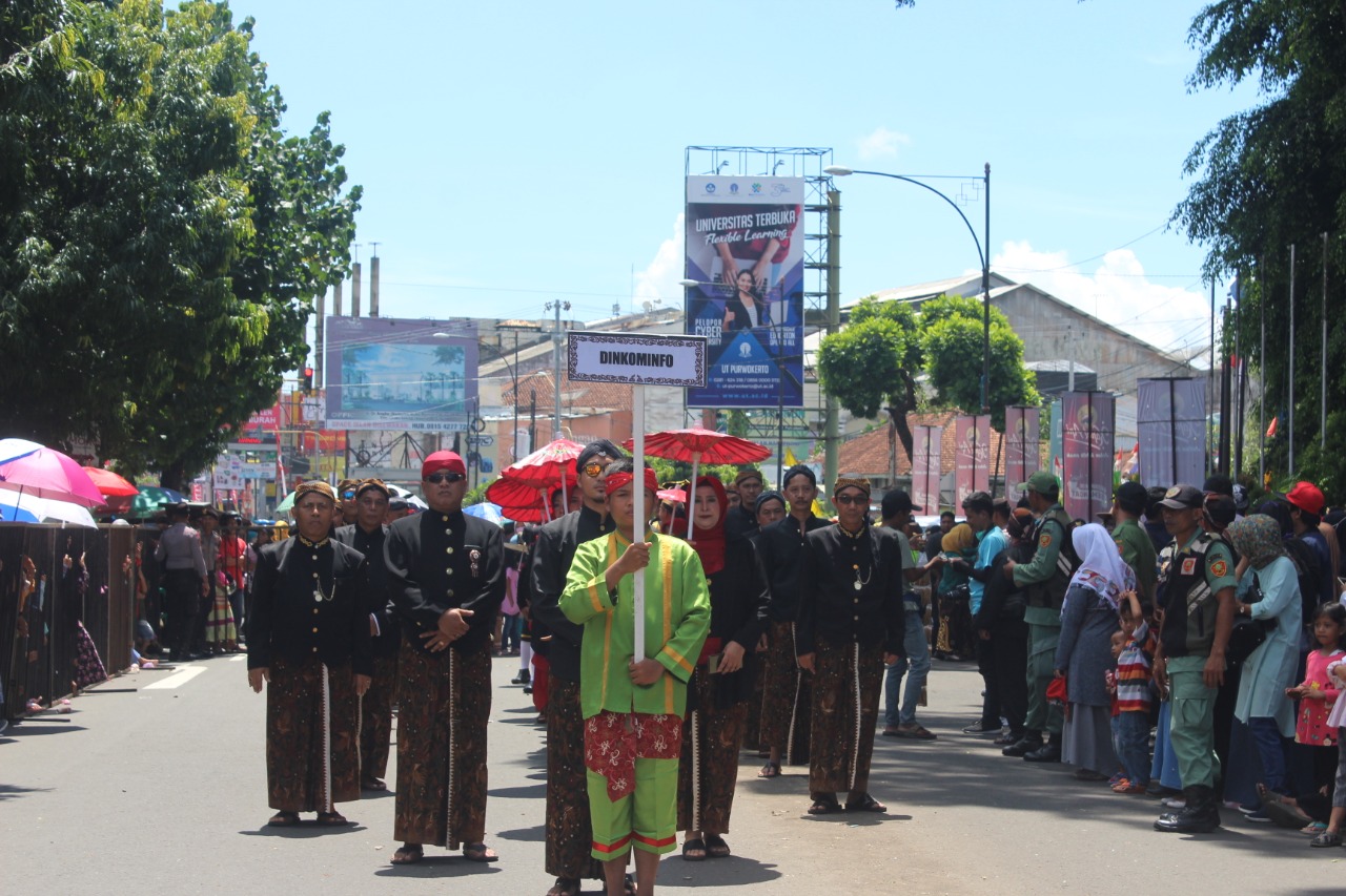 Kadin Kominfo Pimpin Pasukan Ikuti Kirab Pusaka