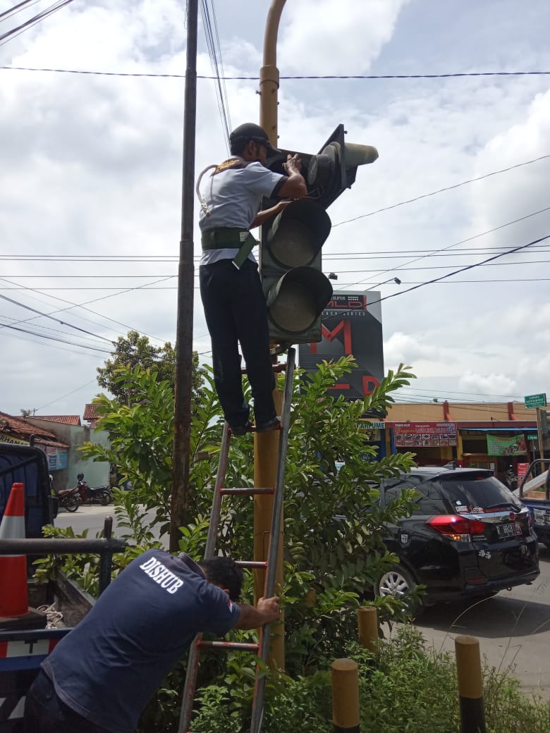 Perbaikan APILL SIMPANG 4 TELUK TELAH DI PERBAIKI