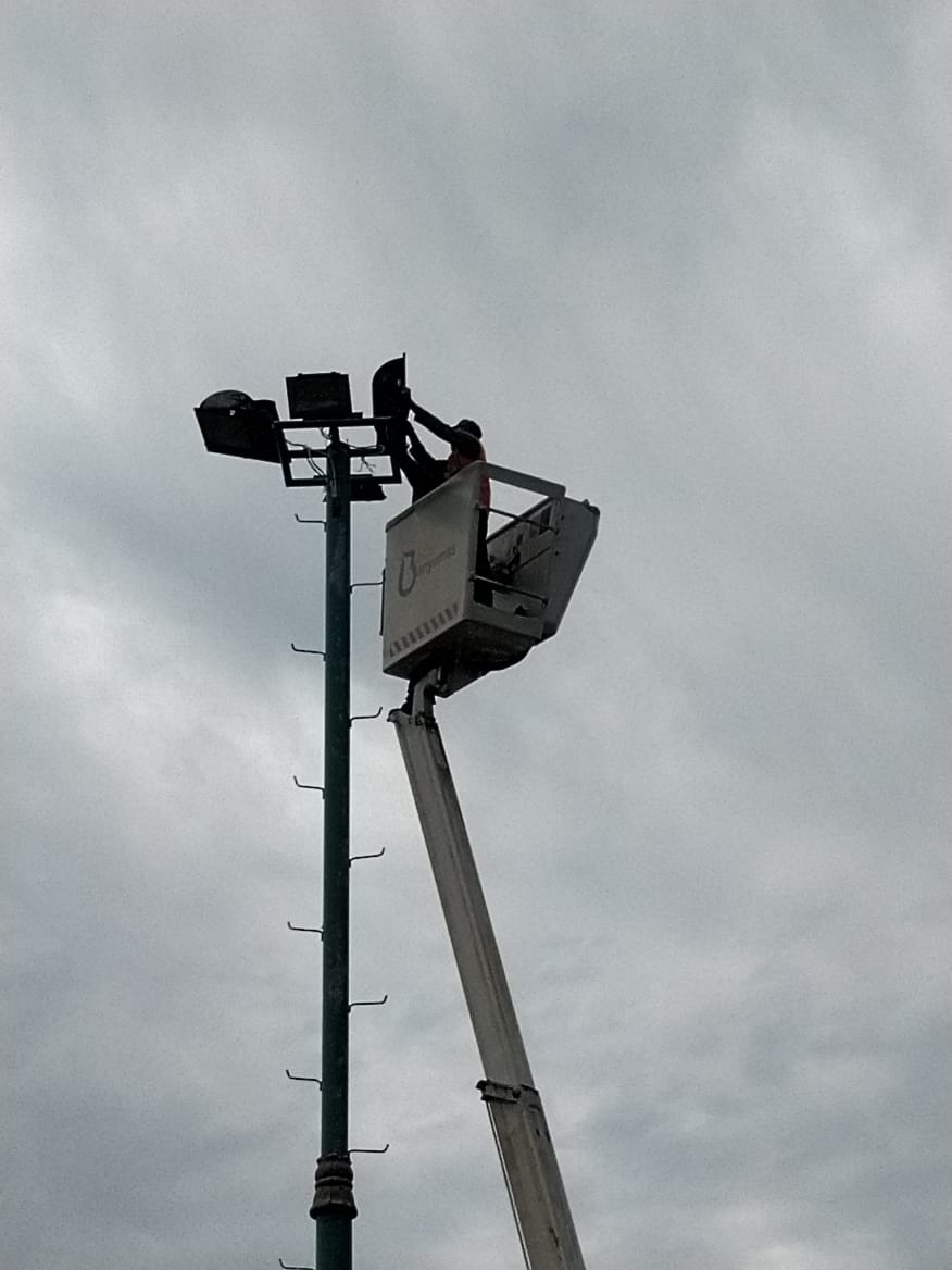 Perbaikan dan pemasangan lampu sorot alun2 banyumas