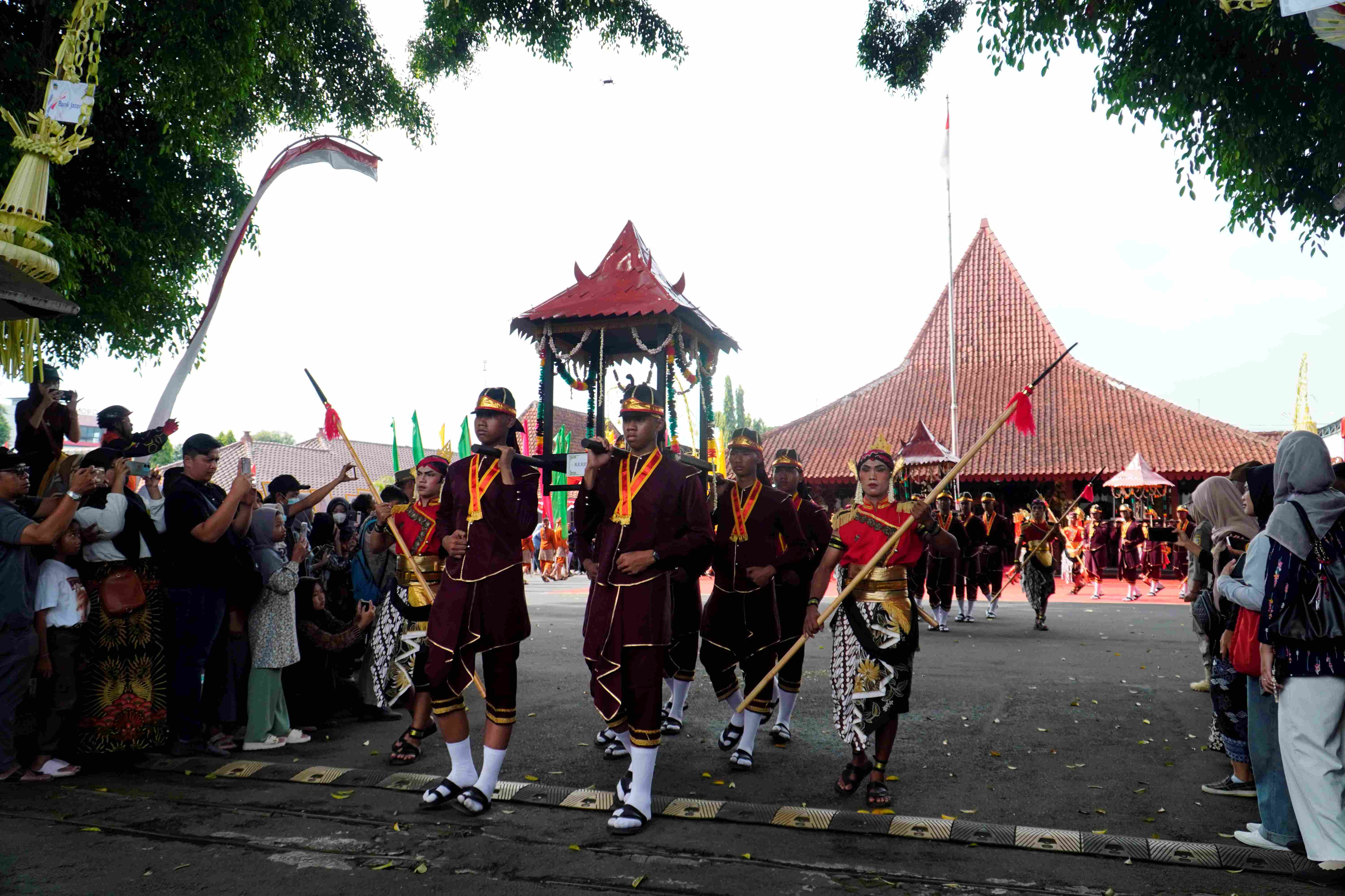 4 Pusaka Kebesaran Kabupaten Banyumas Dikirab Dalam Rangka Hari Jadi Banyumas ke-454