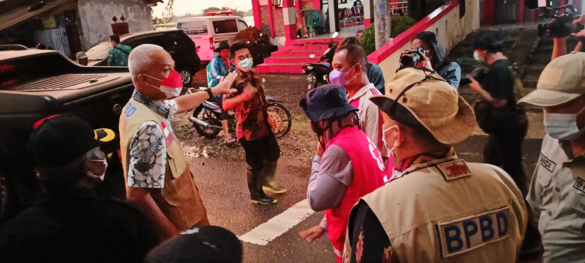 Gubernur Jawa Tengah Kunjungi Korban Banjir dan Posko Darurat di Kecamatan Tambak