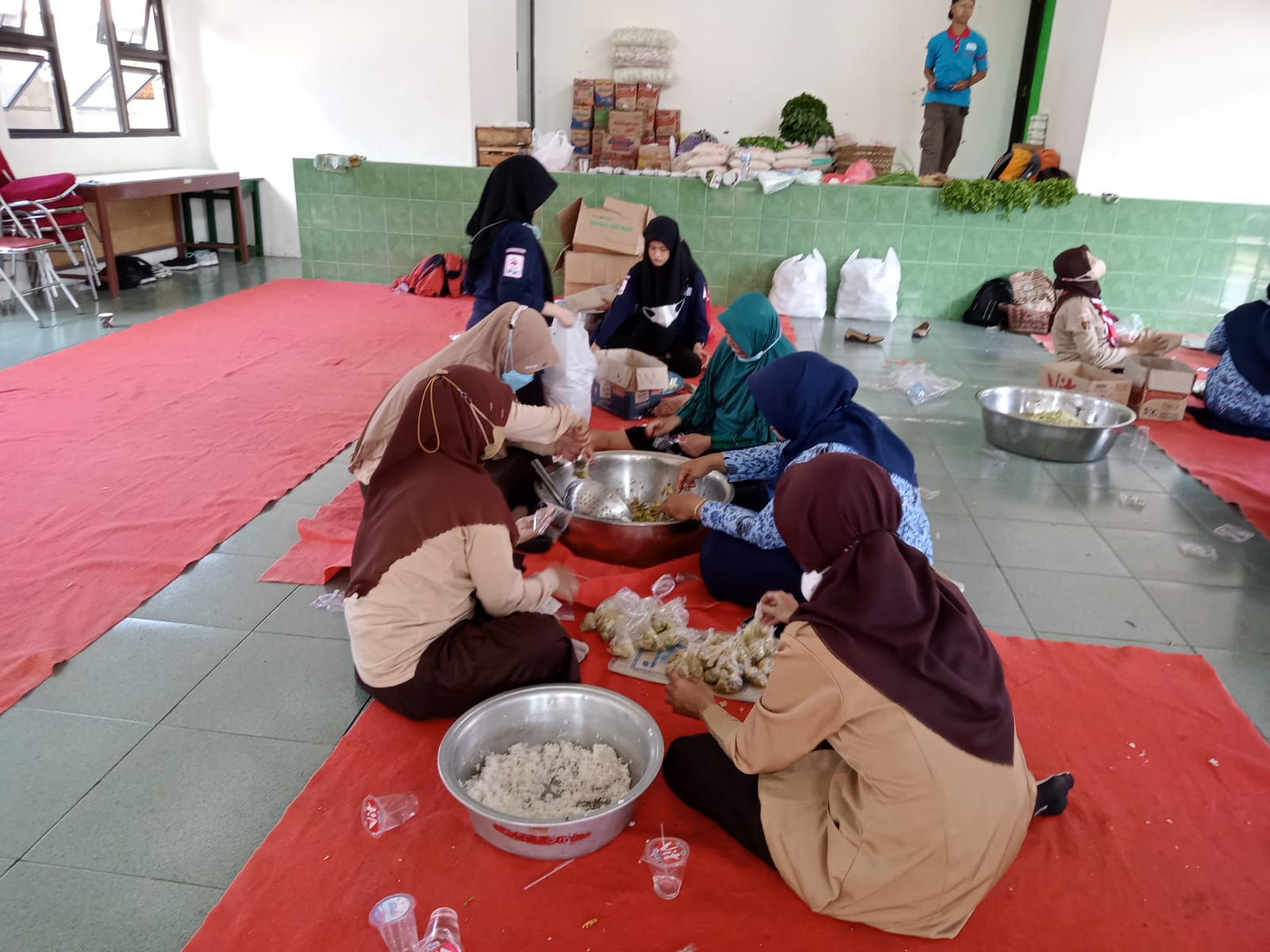 gerakan pramuka kewarran tambak turut dalam dapur umum posko banjir