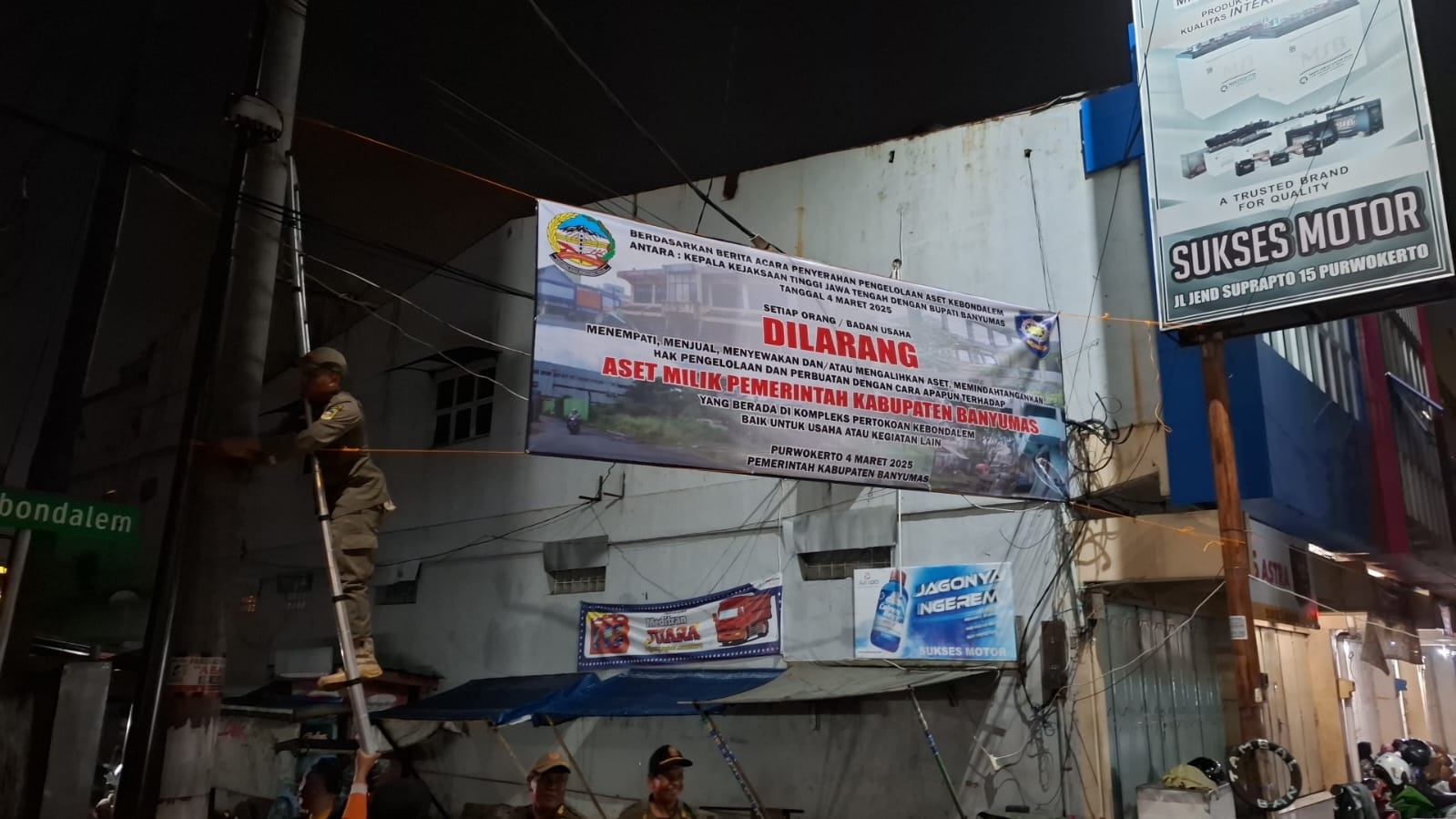 Pemasangan Spanduk/Banner Larangan Penggunaan Tanpa Ijin Aset Milik Pemerintah Kabupaten Banyumas di Komplek Pertokoan Kebondalem Purwokerto