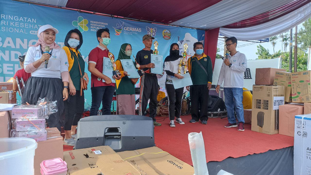 PENERIMAAN HADIAH JUARA III LOMBA VOLLY DALAM JALAN SEHAT HKN KE 58 DI DINAS KESEHATAN