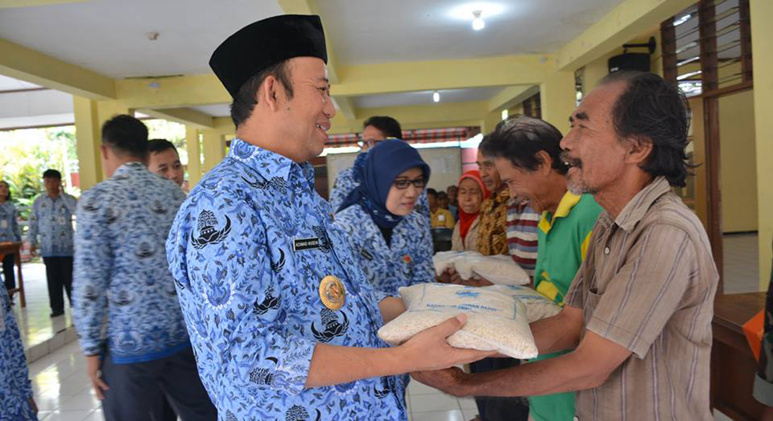 Bupati Banyumas Serahkan Bantuan Pangan