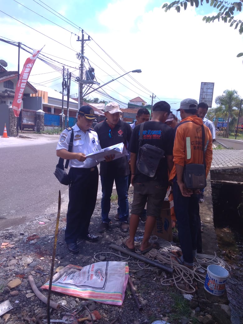 Salah satu pelaksanaan rekomendasi Andalalin.. Pemasangan marka Dan pita penggaduh SPBU Depan SPN Purwokerto