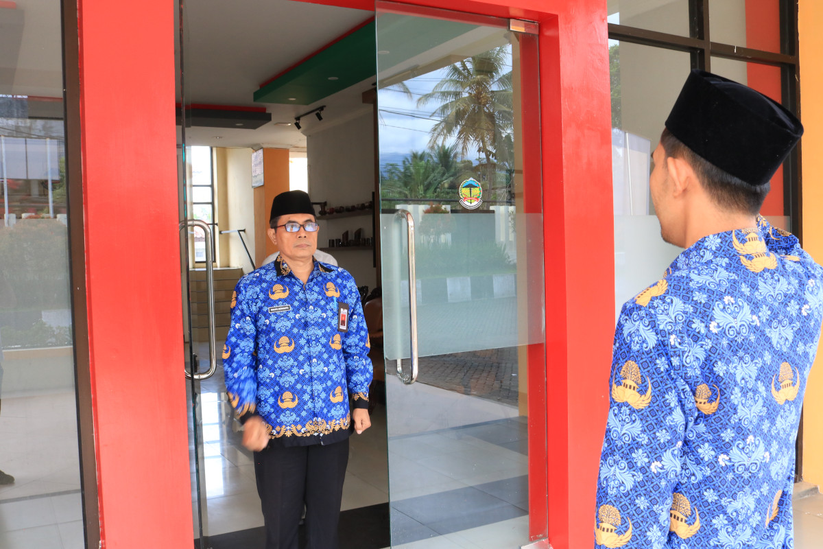 Dinnakerkopukm Banyumas Gelar Apel Hari Korpri di Depan Halaman Kantor Dipimpin Kepala Dinas Drs. Wahyu Dewanto, M.Si