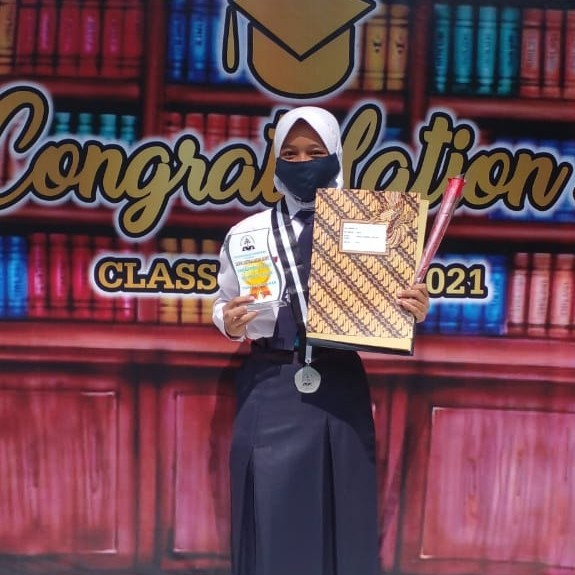 Dania Cantika Laelisa Agist, siswa Berprestasi dari SMPN 1 Wangon