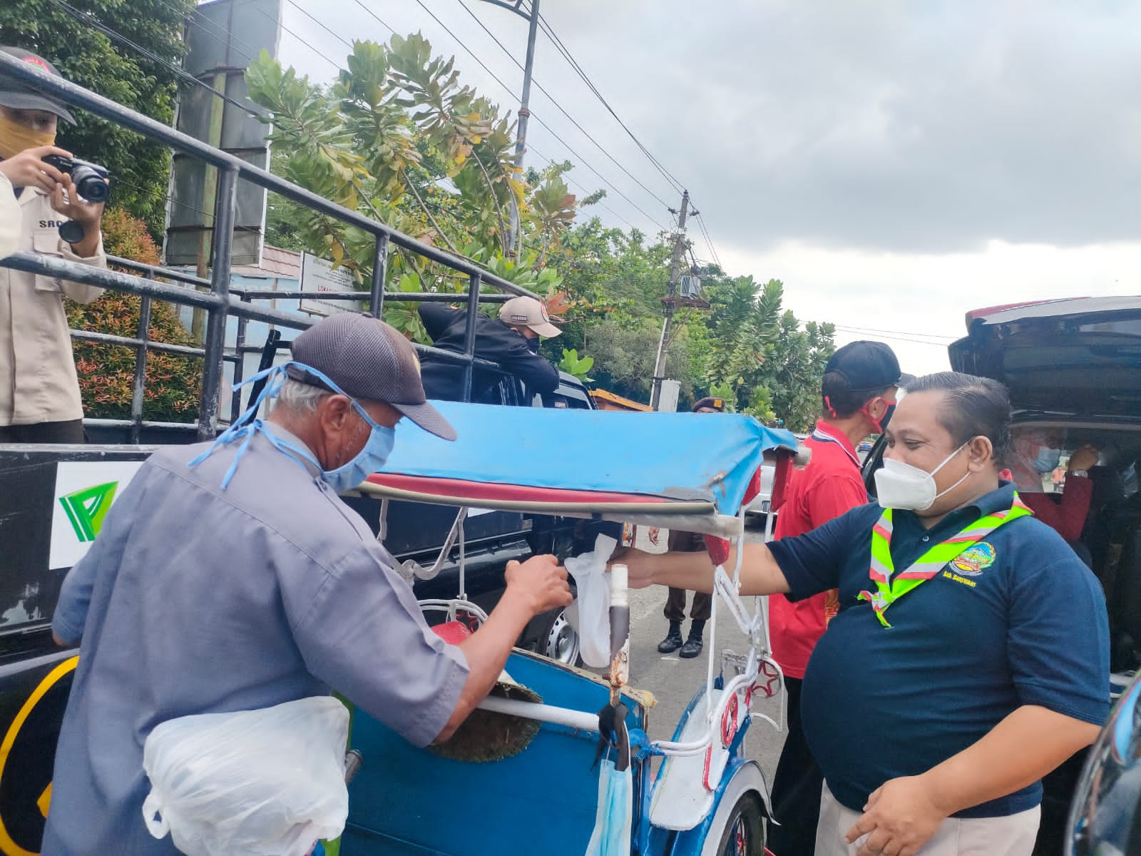 Minggu Berbagi, DPMPTSP Banyumas Berpartisipasi Dalam Pembagian Makanan Warga Terdampak PPKM